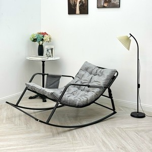 Fauteuil à bascule de style industriel avec structure en métal robuste, coussin rembourré écologique et durable, chaise confortable pour la lecture et la détente - Product Image 4
