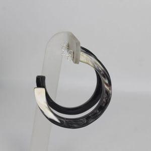 Boucles d'oreilles de luxe faites à la main en corne de buffle pour femmes, vente en gros, boucles d'oreilles personnalisées en corne de vache naturelle, OEM ODM, boucles d'oreilles tendance. - Product Image 5