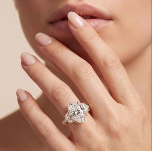 Magnifique bague à trois pierres en or rose 10K avec diamant de laboratoire taille ovale et accents demi-lune 6.30 CTW - Product Image 5