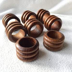 Anneaux de serviette en bois personnalisés avec initiales gravées, parfaits pour les décorations de table de mariage ou la décoration unique de table à manger - Product Image 6