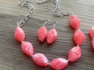 Collar Moderno de Resina Epoxi para Mujer, Diseño Único con Cuentas, Joyería Ligera a Precio de Mayoreo para Propietarios de Boutiques y Tiendas - Product Image 3