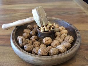 Bol à noix en bois de luxe avec marteau, conçu pour des réceptions à domicile haut de gamme et une présentation élégante des collations - Product Image 2