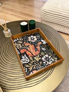 Bandeja de Madera Decorativa Redonda con Diseño Floral Único Hecha a Mano, Bandeja de Madera de Olivo y Acacia - Product Image 5