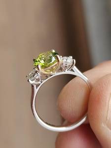 Anillo de Tres Piedras de Moissanita Verde de 2 Quilates, Corte Redondo, Plata 925 Original, Joyería Sorpresa para Amigos - Product Image 4