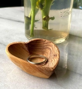 Plato para Joyas de Madera de Olivo Natural con Diseño de Corazón y Vetas Hermosas para Anillos, Collares y Accesorios Preciosos - Product Image 5