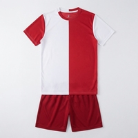 Ensemble de maillots de football pour enfants en gros, en stock, avec logo et numéro personnalisés, col en V, manches courtes en maille, 100 % polyester, séchage rapide