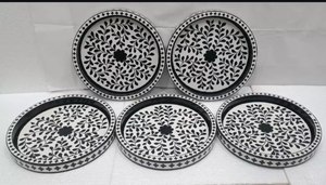 Plateau de service décoratif rond écologique en os et résine, noir et blanc, avec incrustation florale et motif, pour la table à manger résidentielle - Product Image 5
