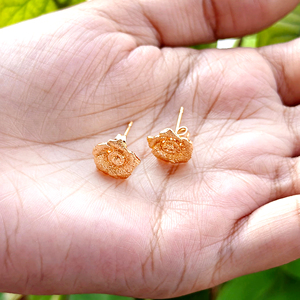 Pendientes de botón de latón macizo con textura chapada en oro de 18k, diseño floral de moda, venta al por mayor, precio asequible, pares románticos. - Product Image 5