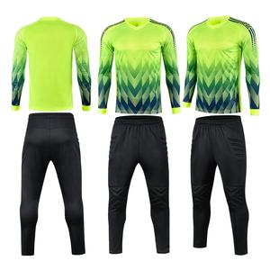Maillot de football tendance en gros à prix compétitif OEM pour hommes, ensembles d'uniformes de football à manches longues, tenue de football - Product Image 4