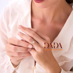 Bague minimaliste avec halo de diamants et grappe d'émeraudes pour femme, bague de fiançailles géométrique, bijoux de mariée élégants et minimalistes - Product Image 2