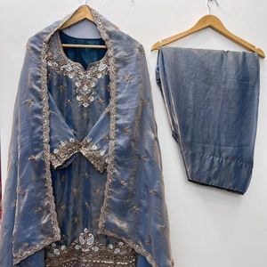 Ensemble de robe et chemisier en velours bordeaux brodé, style indien pakistanais, avec broderie lourde, manches longues, pour mariage - Product Image 4