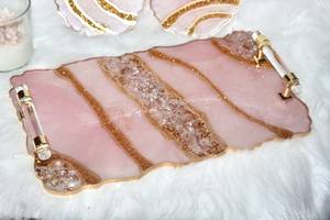 ถาดเรซิ่นกลิตเตอร์สีโรสโกลด์ทำมือทรงคลาสสิก พร้อมหูจับคริสตัลสีทอง ปรับแต่งได้ ถาดอเนกประสงค์และจานรองแก้วสุดหรู - Product Image 2