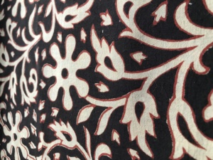 Tela de Algodón Estampada a Mano al por Mayor – Tela de Algodón India con Diseño Floral Rojo y Negro para Proveedores de Ropa y Textiles - Product Image 3