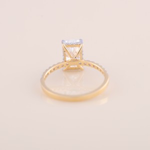 Anillo de Compromiso y Matrimonio con Diamante Cultivado en Laboratorio, Corte Radiante, Certificado por IGI, con Banda Pavé en Plata de Ley 925 - Product Image 4