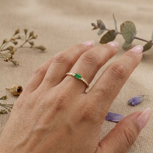 Bague de fiançailles en moissanite verte taille émeraude pour femme, or 14 carats, bague de promesse minimaliste - Product Image 4