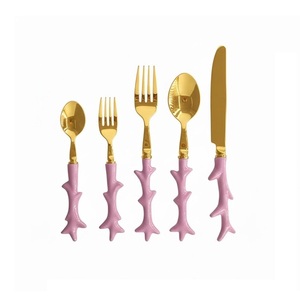 Ensemble de couverts minimalistes de style glamour en or avec poignées en résine texturée noire, couverts de mariage, ensemble de 5 pièces, vaisselle, ensemble de couverts de table - Product Image 5