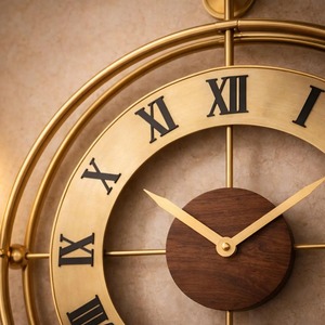 Reloj de pared de metal con acabado dorado de lujo, ideal para sala de estar, uso comercial, cafeterías, restaurantes y oficinas. Venta al por mayor desde India. - Product Image 5