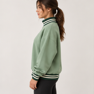 Sudadera de cuello alto para mujer, color verde salvia, con ribete de rayas blancas, letras estilo universitario, manga larga, logotipo personalizado - Product Image 2