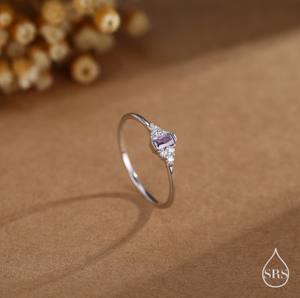 Anillo de Plata de Ley con Circonitas Cúbicas Lila de Inspiración Vintage, Anillo Baguette en Plata o Oro, Delicado Anillo con Zafiro - Product Image 2