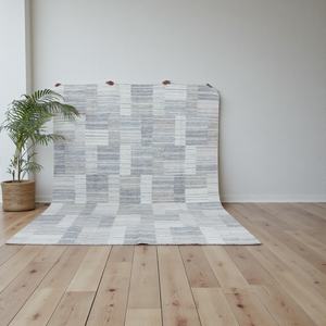 Tapis artisanal en laine écologique à poils ras avec motif abstrait gris ivoire, tissage plat pour la décoration du salon - Product Image 4