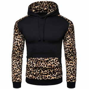 Sudadera con capucha informal para hombre con estampado de leopardo y patchwork, de manga larga. - Product Image 1