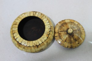 Boîte de rangement pour tabac en os de chameau faite à la main, boîte décorative en os incrusté, accessoires de fumage rustiques - Product Image 4