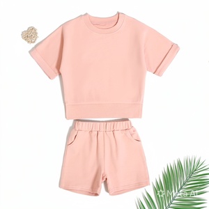 Survêtement d'été en coton pour enfants, sweat-shirt à manches courtes et col rond et short à taille élastique, ensemble décontracté - Product Image 6