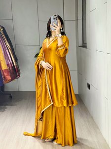 Haut Kurti en tissu Vichitra de créateur avec palazzo et dupatta en dentelle – Tenue de fête - Product Image 5