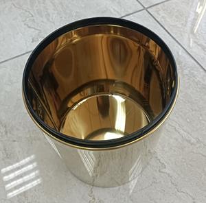 Poubelle minimaliste dorée finition miroir, idéale pour salle de bain, restaurant, hôtel, chambre d'hôtes et zone de table à manger, fabriquée en Inde - Product Image 3
