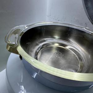 Elegante cacerola plateada con asas doradas, ideal para la mesa festiva y comidas familiares especiales, procedente de la India. - Product Image 5