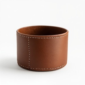 Mini pot élégant recouvert de cuir, conçu pour l'affichage de petites plantes et l'aménagement intérieur sophistiqué. - Product Image 1