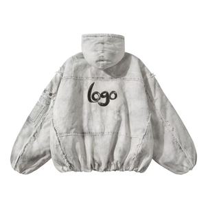 Chaqueta acolchada con capucha para hombre, manga murciélago, logo bordado, borde deshilachado, estilo urbano de invierno, abrigo grueso de lona de poliéster - Product Image 3