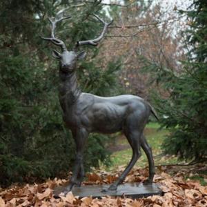 Décoration extérieure : Renne grandeur nature sur socle, sculpture de jardin à vendre, finition patine verte antique, fait main - Product Image 1
