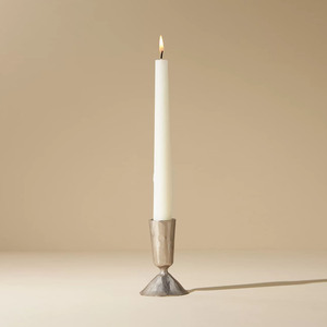 Par de candelabros de oro y plata martillados con bases de pedestal texturizadas de forma redonda para decoración del hogar y bodas. - Product Image 4
