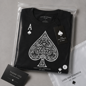 Camiseta negra para hombre con estampado de as de picas, corte regular, cuello redondo, manga corta, diseño casual estilo streetwear, 100% algodón jersey. - Product Image 5