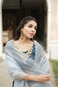Conjunto de Lehenga Choli de Diseñador Shimmar con Trabajo Zari Plateado-Dorado y Dupatta con Moti Arcoíris - Product Image 4