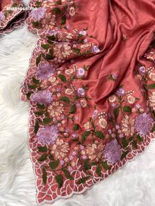 Collection Premium Matka Silk avec broderie multi-fils, motifs Butti dispersés et bordure large à motifs floraux et feuillages - Ensemble Saree pour femme - Product Image 5