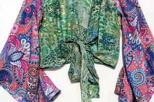 ใหม่พิมพ์ผ้าไหมห่อด้านบนสําหรับฤดูร้อนสวมใส่กระดิ่งแขนพืชยอดนิยมชุดสําหรับผู้หญิง V คอแขนยาว Crop Top - Product Image 2