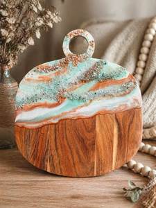 Planche à fromage en bois et résine avec des motifs artistiques uniques pour les boutiques de cadeaux, les magasins d'articles ménagers et les magasins spécialisés - Product Image 1