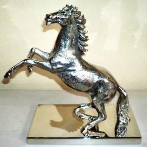 Pièce d'art équestre contemporaine en aluminium moulé pour des thèmes de décoration haut de gamme avec une finition métallique élégante - Product Image 5