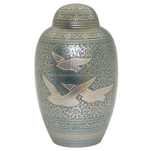 Urne funéraire moderne en laiton coulé avec garniture dorée Doublure en velours Sac à cendres Style américain pour adultes - Product Image 3