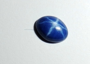 Zafiro Azul Estrella Ovalado de 5x7 mm, 1 Quilate, Creado en Laboratorio, Cabujón Pulido con Efecto de Estrella de 6 Puntas para Joyería - Product Image 3