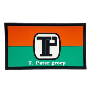 Patch en caoutchouc en forme de triangle en diamant avec logo PVC 3D personnalisé par le fabricant - Product Image 3