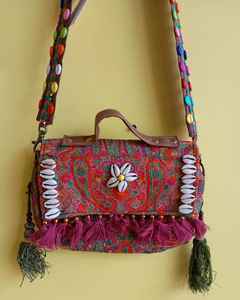 Bolsos bandolera artesanales Banjara bohemios para mujer de la India, bolso tipo sling elegante y moderno, estilo boho chic, bolso de yute con borlas para chicas y mujeres - Product Image 1