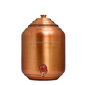 饮料器皿黄铜旋钮盖锤铜印度水锅和天然铜水锅，手工使用