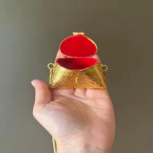 Porte-monnaie carré de luxe en métal artisanal God Grace, étui rigide vintage fait main, mini portefeuille de créateur pour femme, idéal pour les soirées et la mode. - Product Image 5