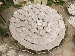 Ensemble de plateaux ronds en bois de qualité supérieure avec poignées florales dorées, élégant plateau rustique de luxe pour desserts et moments de thé - Product Image 2