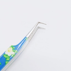 Pinzas de pestañas puntiagudas de 90 grados con logotipo personalizado más vendidas Extensiones de pestañas de cuidado personal con tema floral de acero inoxidable sostenible - Product Image 1