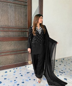 Ensemble Salwar Kameez en coton brodé noir avec dupatta, tenue traditionnelle indienne pour femmes, coupe ample décontractée 85955 VRINDAVAN- VF 242 - Product Image 1
