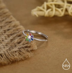 Bague en argent sterling avec petite fleur souriante, taille ajustable, bijou fleur arc-en-ciel mignon, bague fleur délicate et raffinée - Product Image 3
